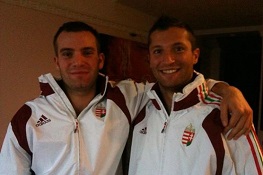 A képen Vásony Marci és Vásony Feri látható a Kick-Box magyar válogatott tagjaként, a Skopje-ben rendezett Világbajnokságon